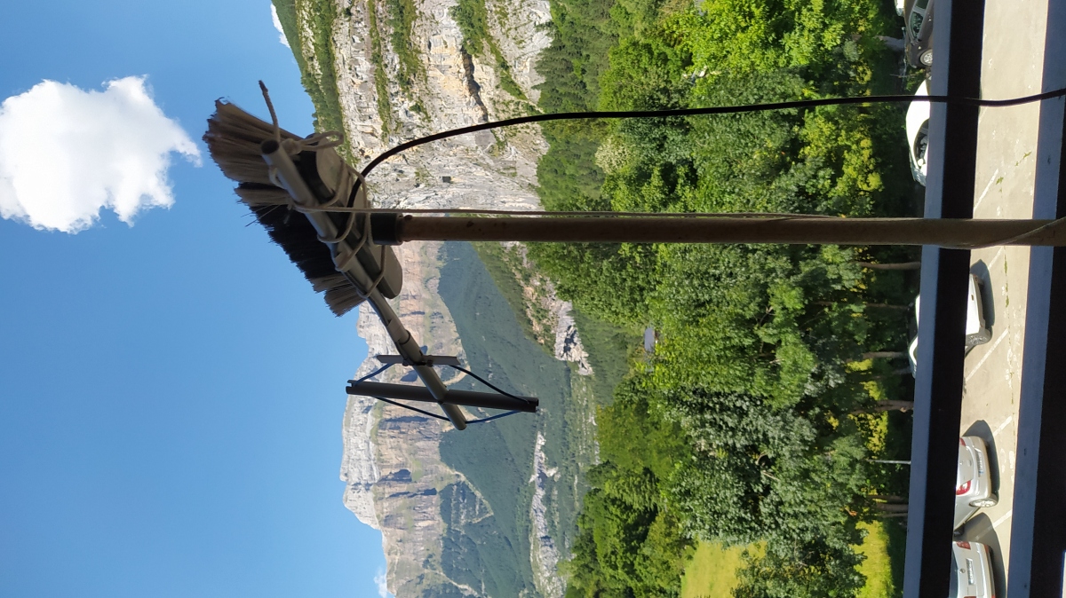 Antena tipo BigSignal UHF en terraza.